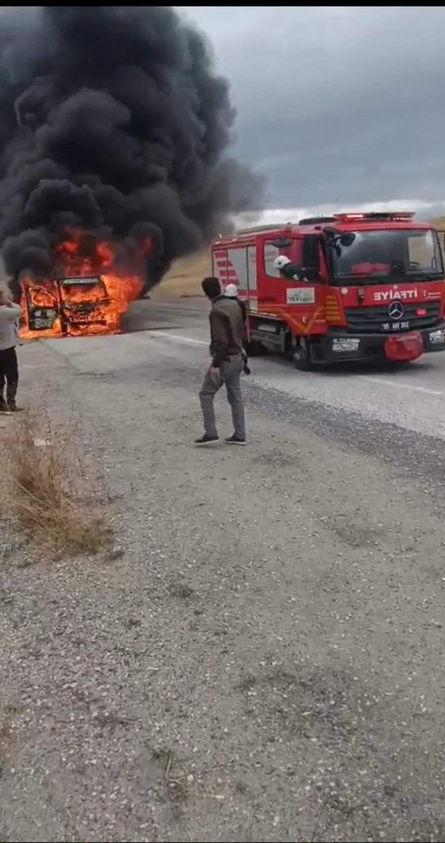 Van yolunda seyir halindeki kamyonet alevlere teslim oldu