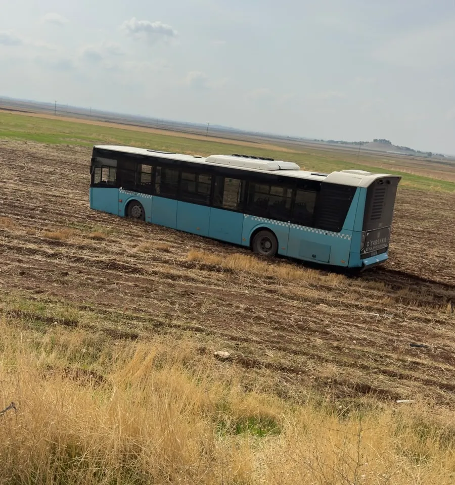 Diyarbakır'da yolcu otobüsü kontrolden çıkarak tarlaya girdi