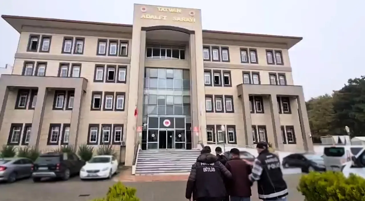 Bitlis Tatvan girişinde durdurulan araçtan kilolarca uyuşturucu çıktı