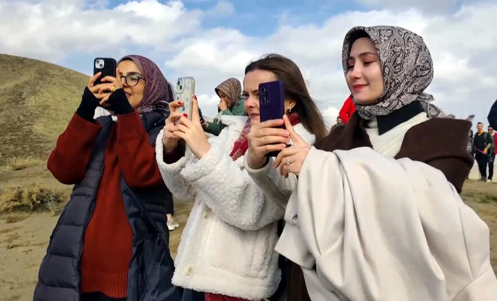 Muşlu doğaseverler Nemrut Kalderası'nın sonbahar renkleri arasında yürüdü