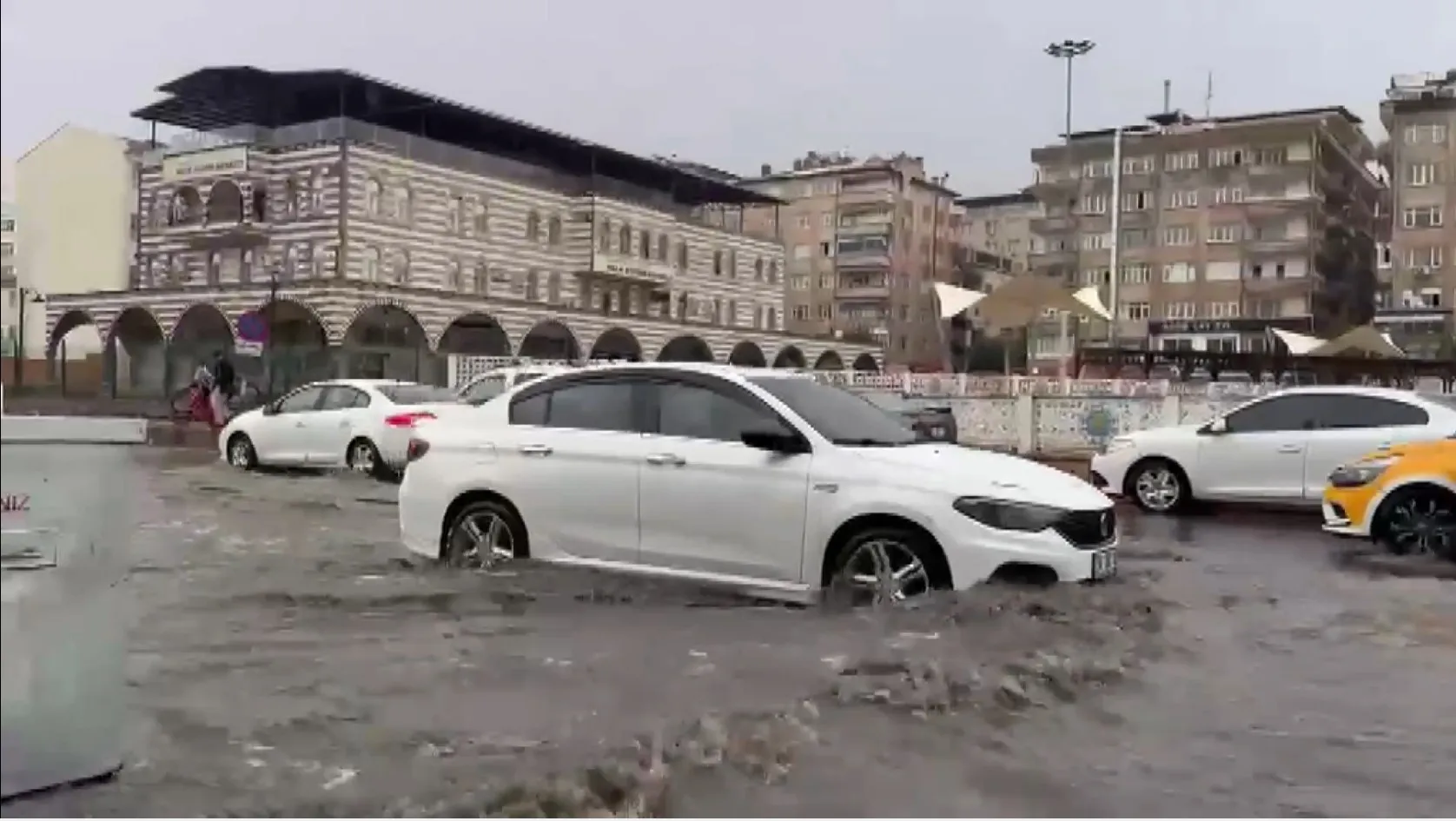 Diyarbakır'da şiddetli sağanak hayatı felç etti