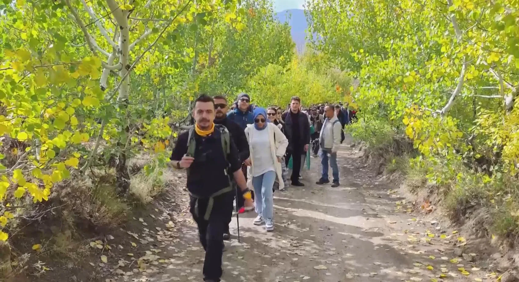 Muşlu doğaseverler Nemrut Kalderası'nın sonbahar renkleri arasında yürüdü