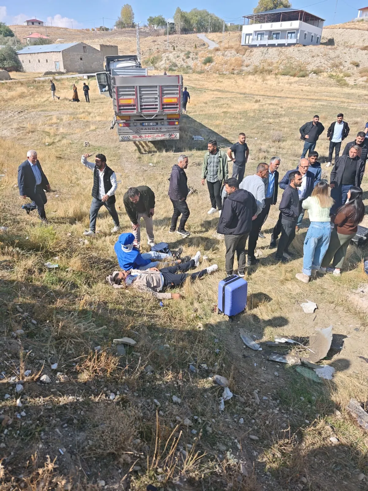 Van Gürpınar yolunda TIR ve minibüs çarpıştı 11 kişi yaralandı