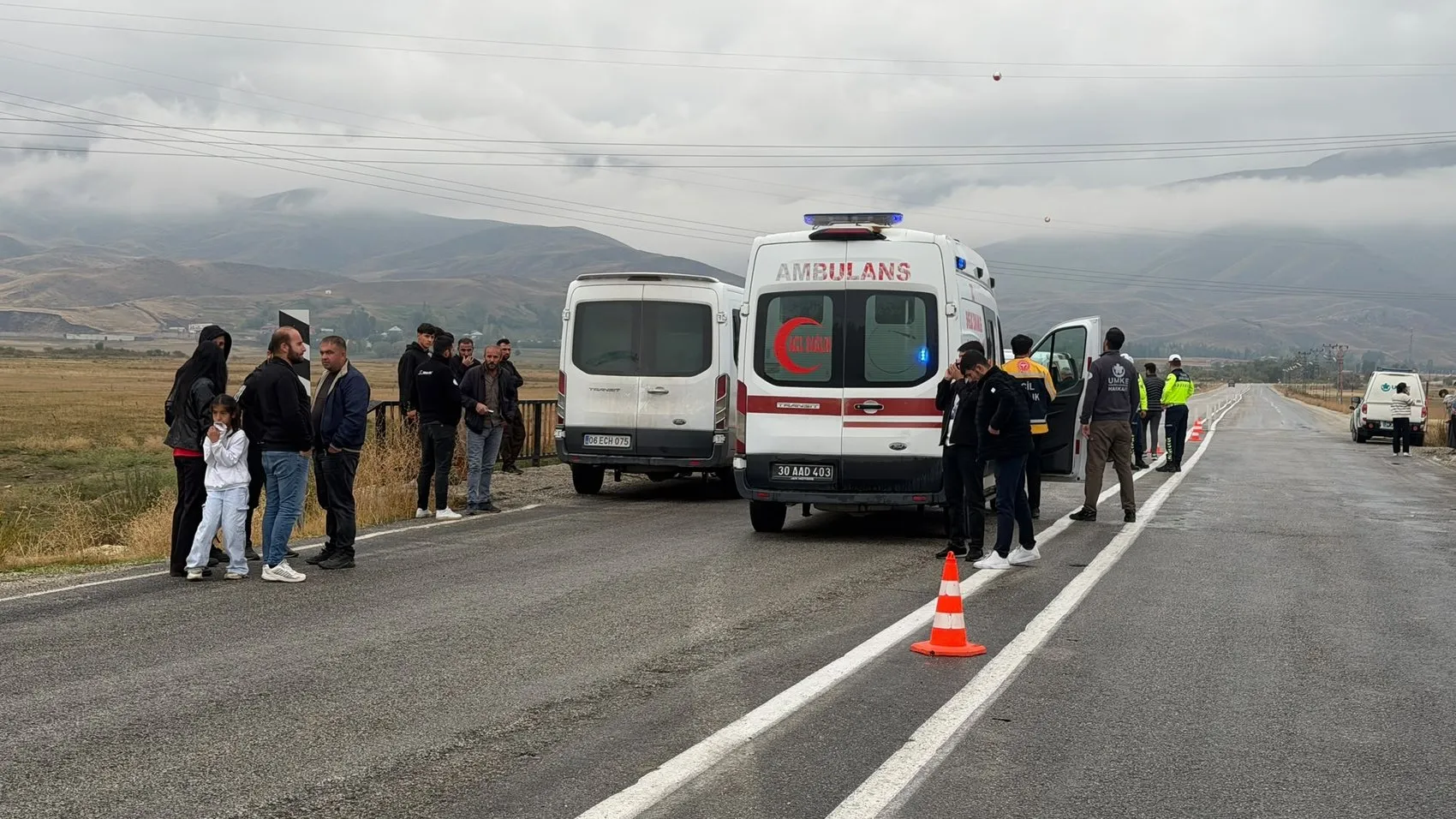 Yüksekova'da öğrenci servisi devrildi 12 yaralı