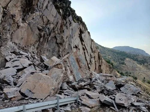 Şırnak ve Beytüşşebap arasındaki ulaşım kaya düşmesi nedeniyle durdu