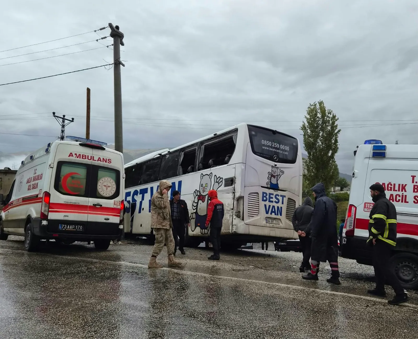 Şırnak Uludere'de yolcu otobüsü ile TIR çarpıştı: 1 ölü, 14 yaralı