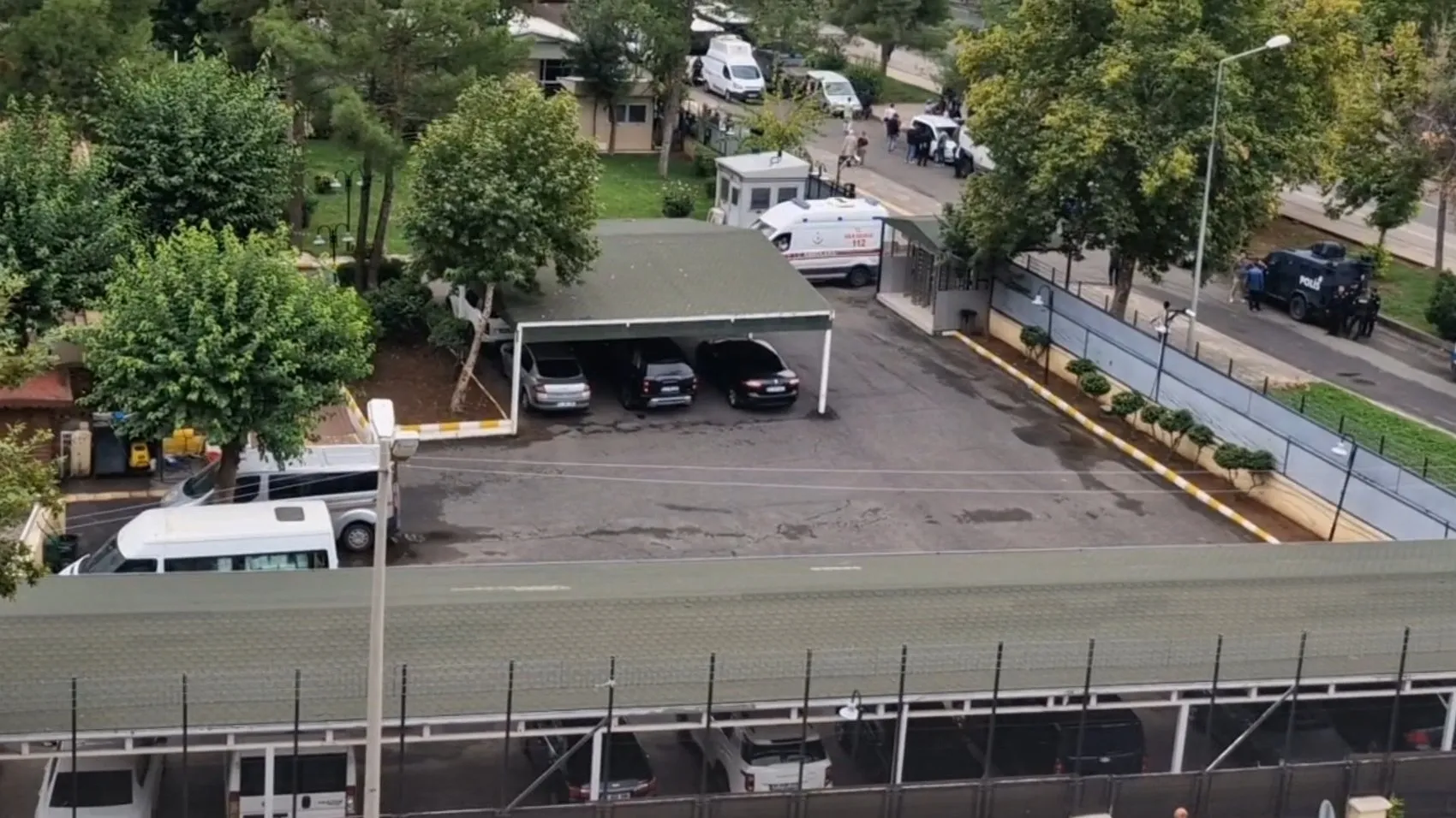 Diyarbakır Adliyesi koridorunda tekme ve yumruklu kavga