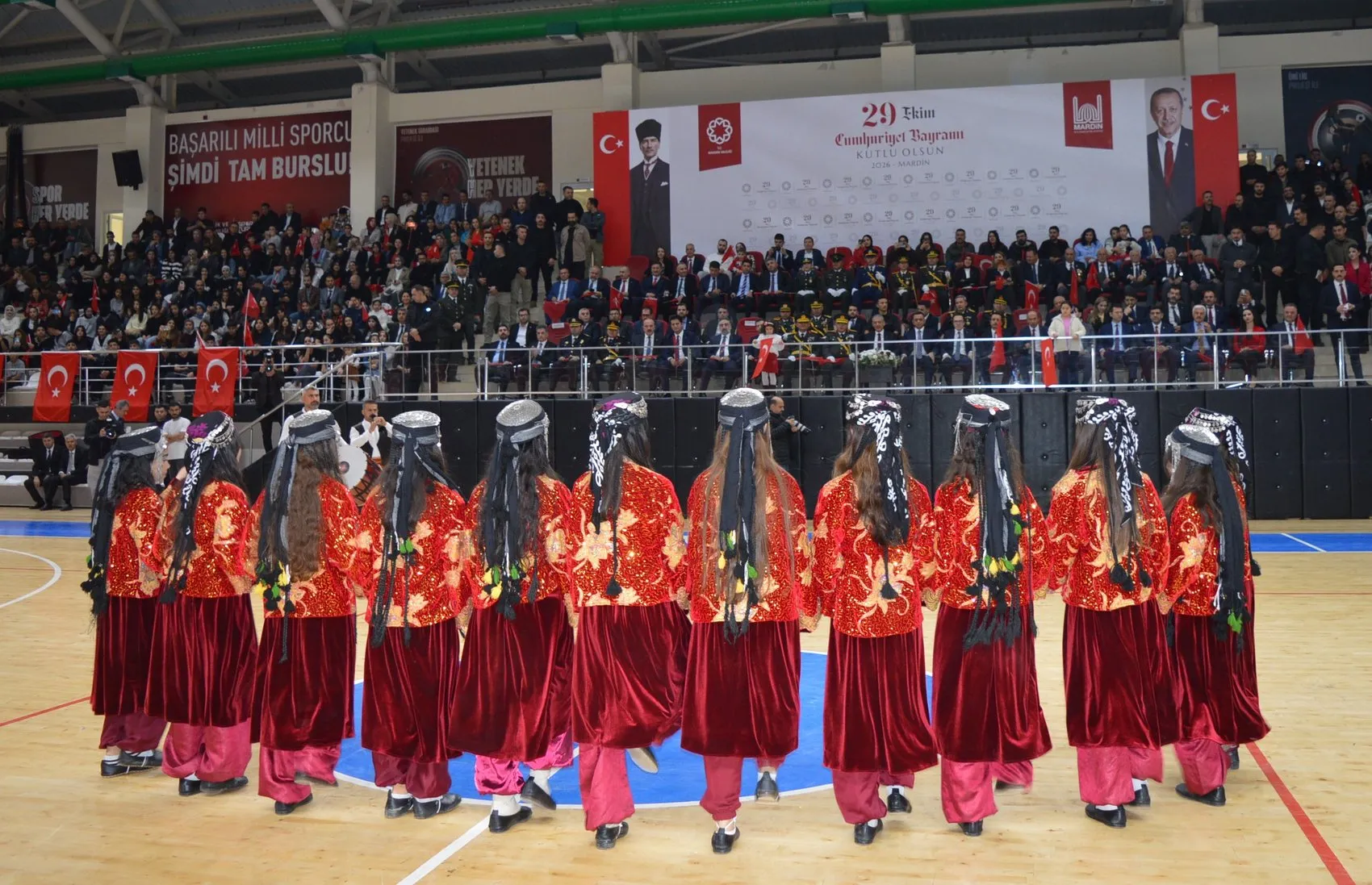 Mardin'de Cumhuriyet coşkusu çocuk korosundan dört dilde türkü