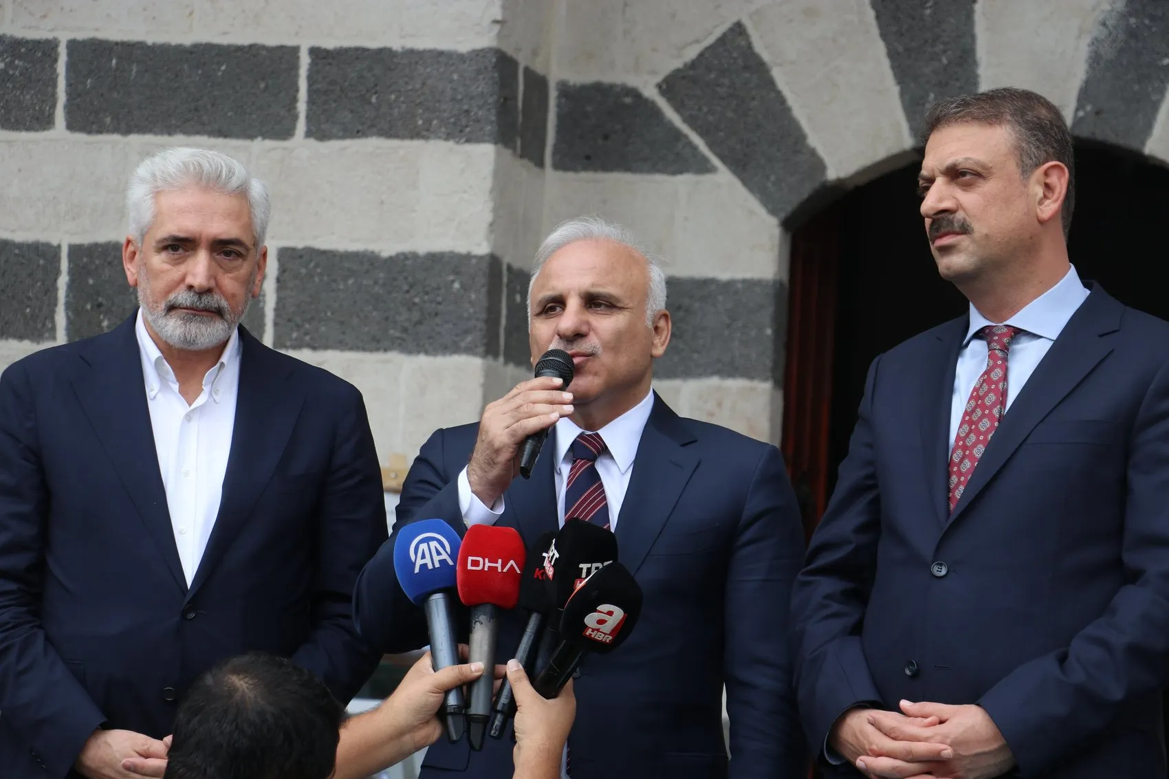 Depremde hasar gören 6 tarihi cami yeniden ibadete açıldı