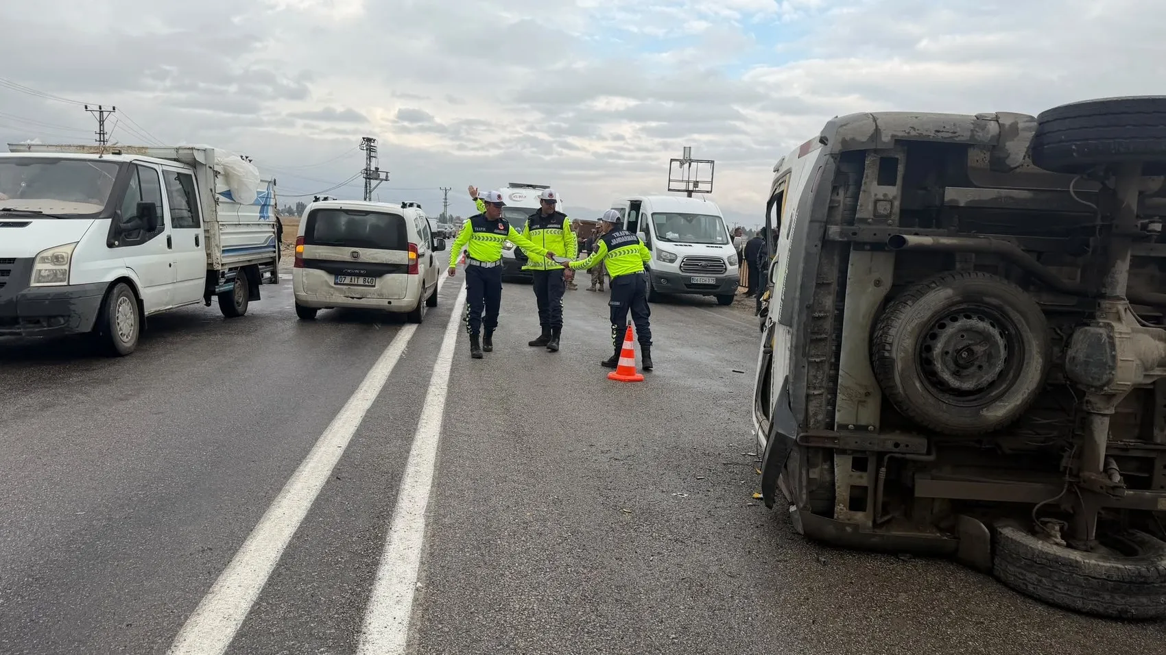 Yüksekova'da öğrenci servisi devrildi 12 yaralı