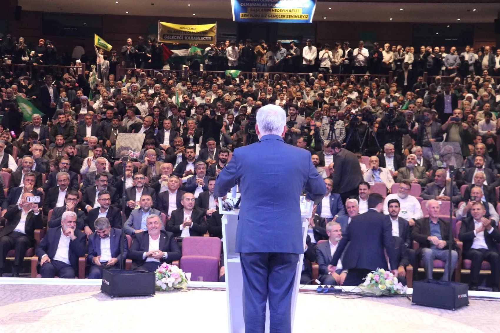 Yapıcıoğlu Diyarbakır'da şiddetin bölgeye verdiği zararlara dikkat çekti