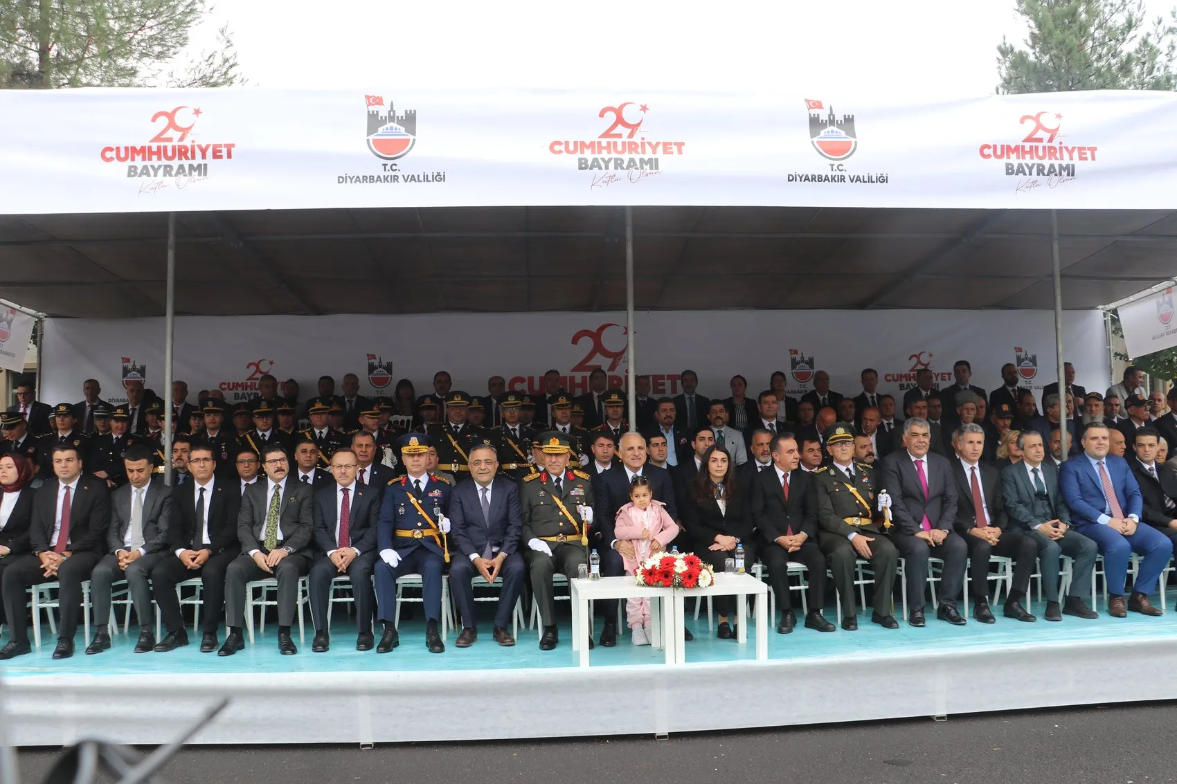 Diyarbakır Cumhuriyet Bayramı coşkusunu meydanlarda kutladı