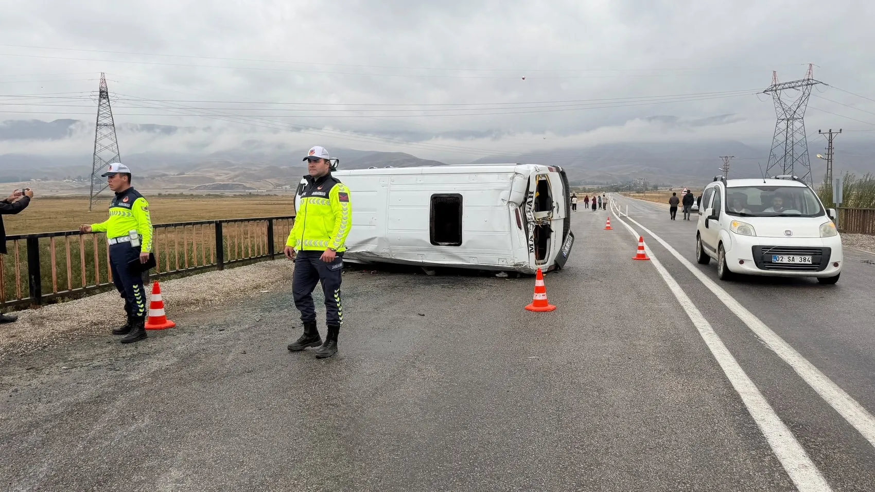 Yüksekova'da öğrenci servisi devrildi 12 yaralı