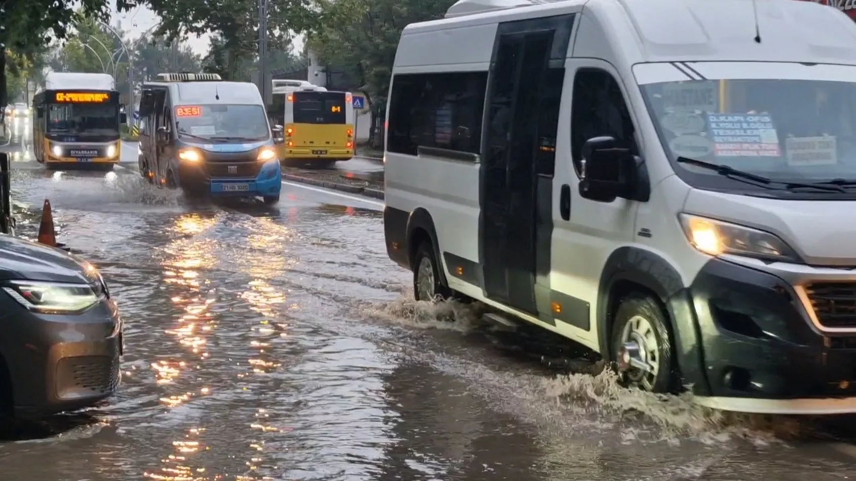 Diyarbakır'da sağanak yağış hayatı felç etti