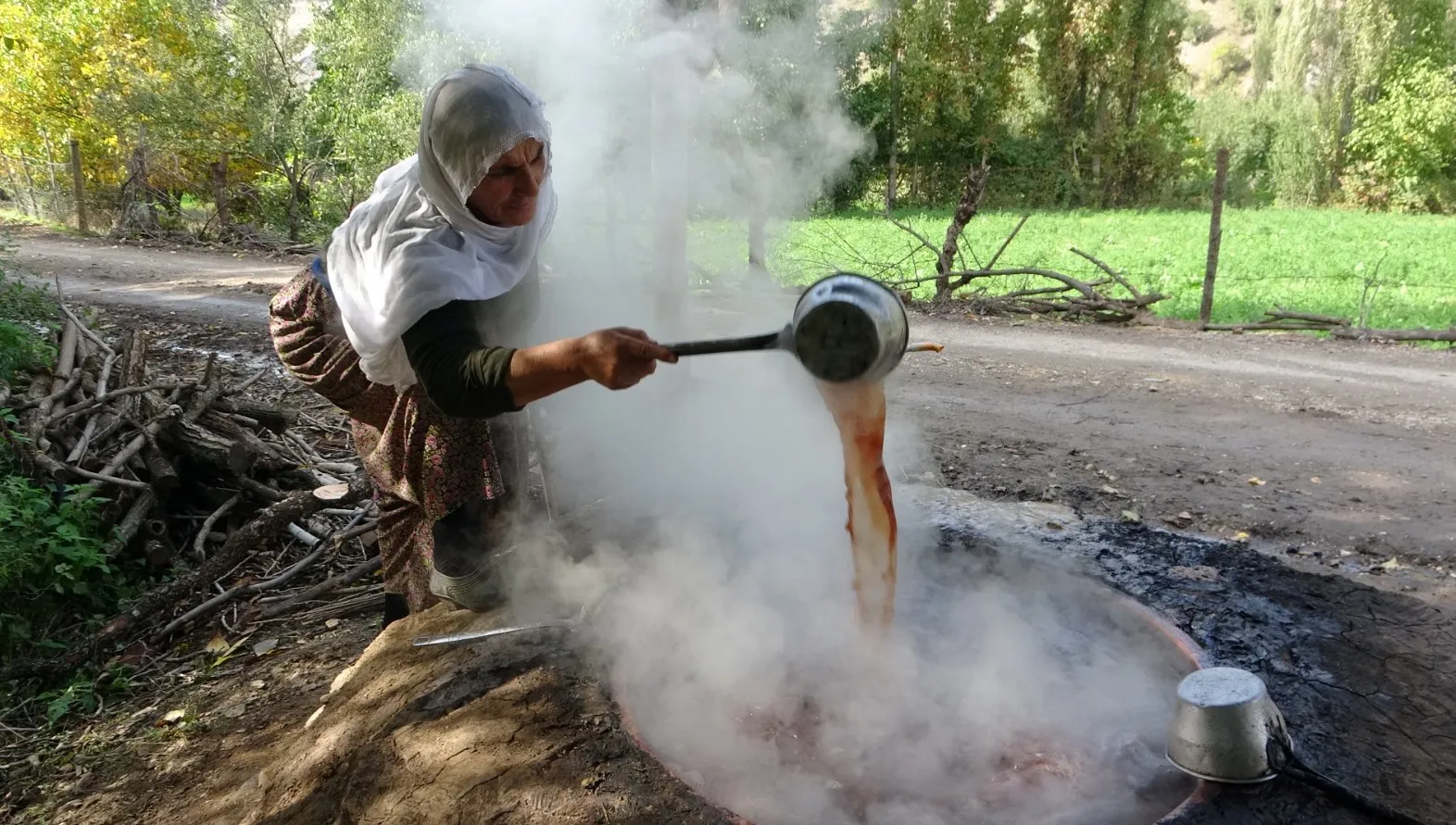 Bitlis Hizan'da asırlık üzüm pekmezi geleneği imece usulüyle yaşatılıyor