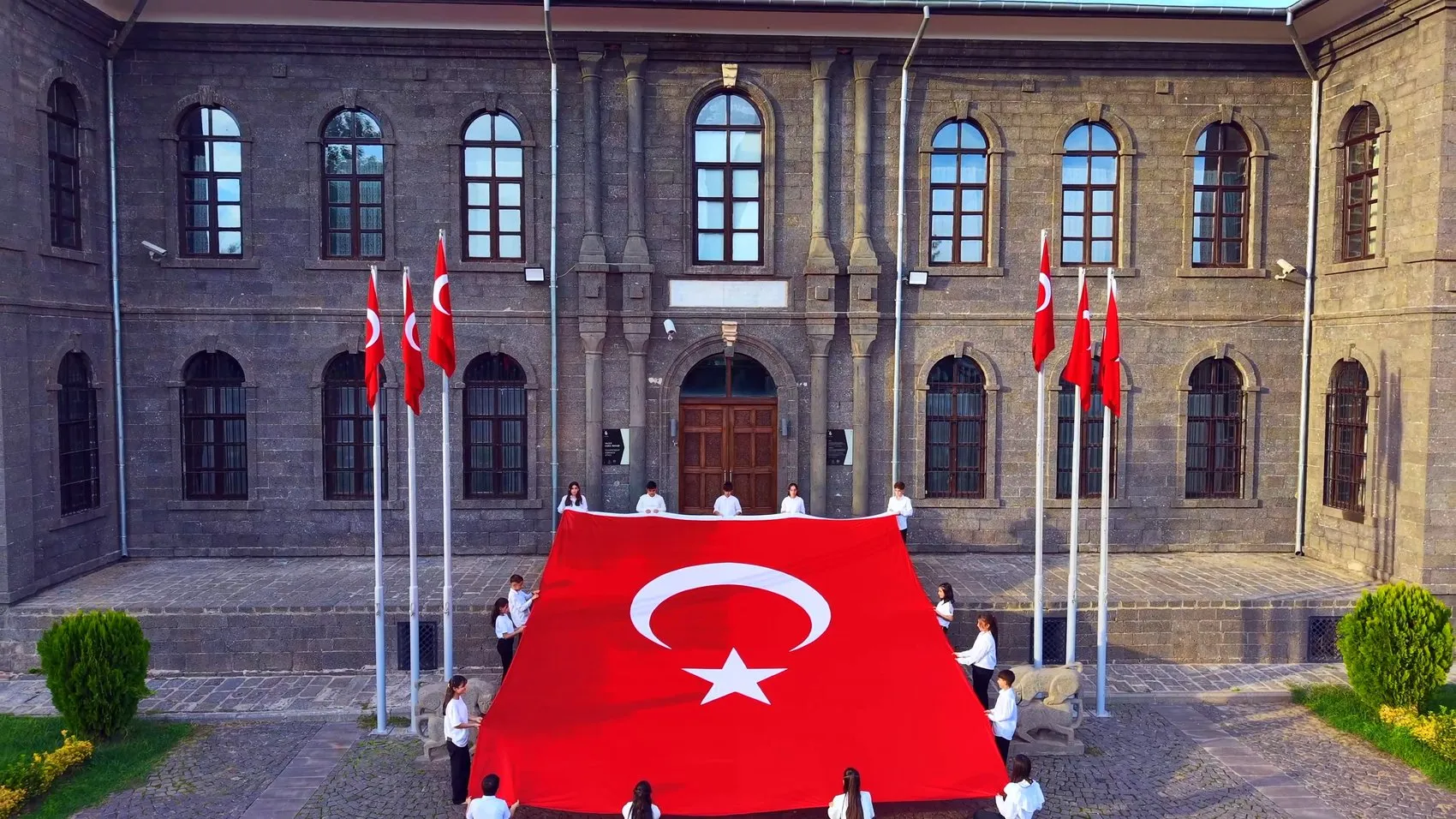 Diyarbakır İçkale'de dev Türk bayrağıyla Cumhuriyet kutlaması