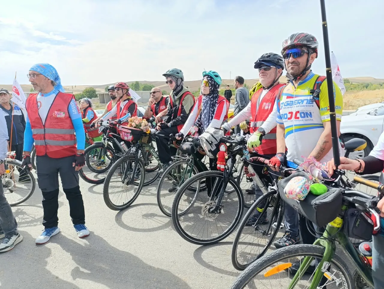 İran'da öldürülen çocuklar için 2 bin 865 kilometre pedal çevirdiler