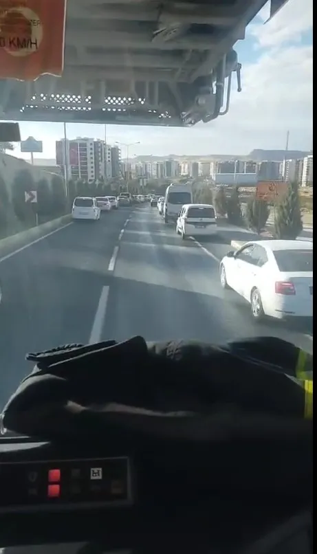 Mardin trafiğinde örnek davranış: Sürücüler itfaiyeye yol açtı