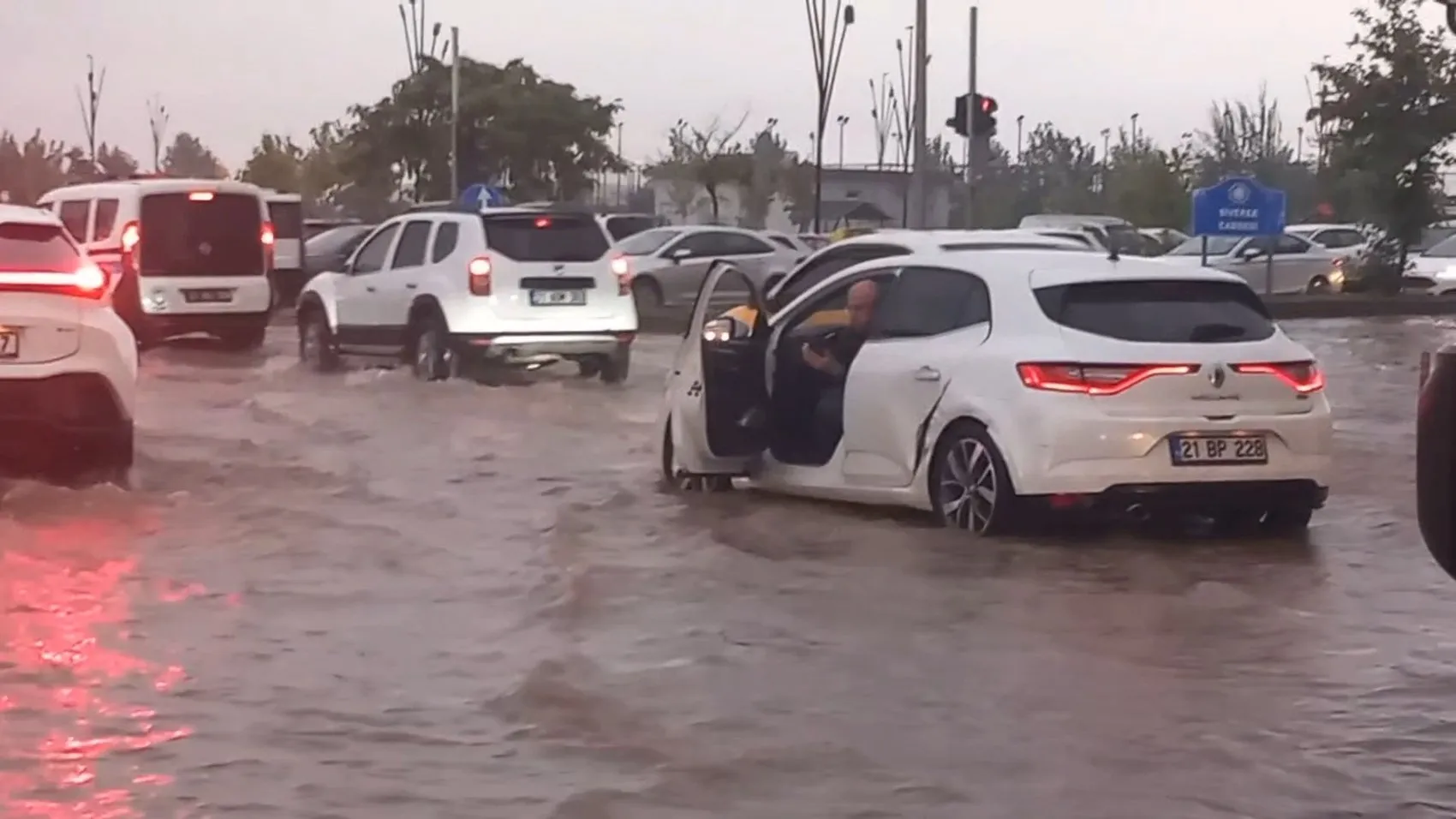 Diyarbakır'da sağanak yağış hayatı felç etti