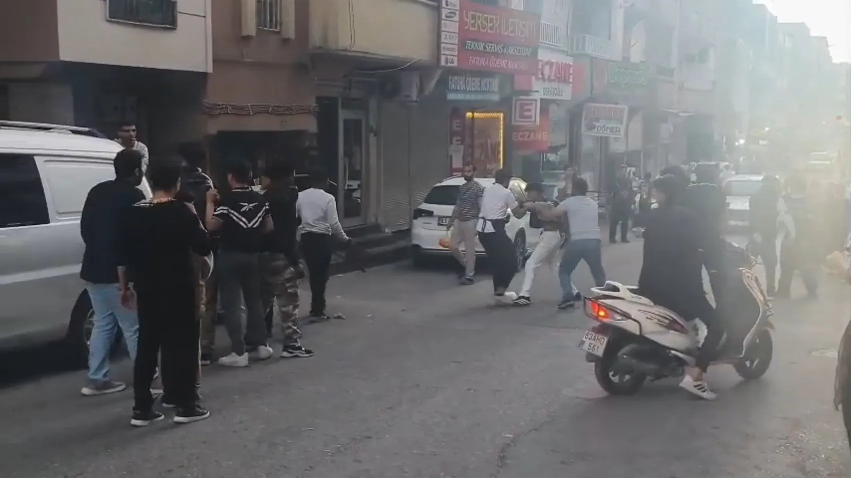 Şanlıurfa'da pazar yerinde sopalı ve bıçaklı kavga