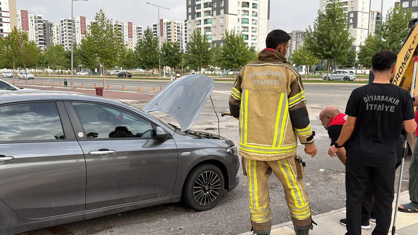 Diyarbakırda otomobilin kaputuna giren yılanı vatandaşlar kendi çabalarıyla çıkardı