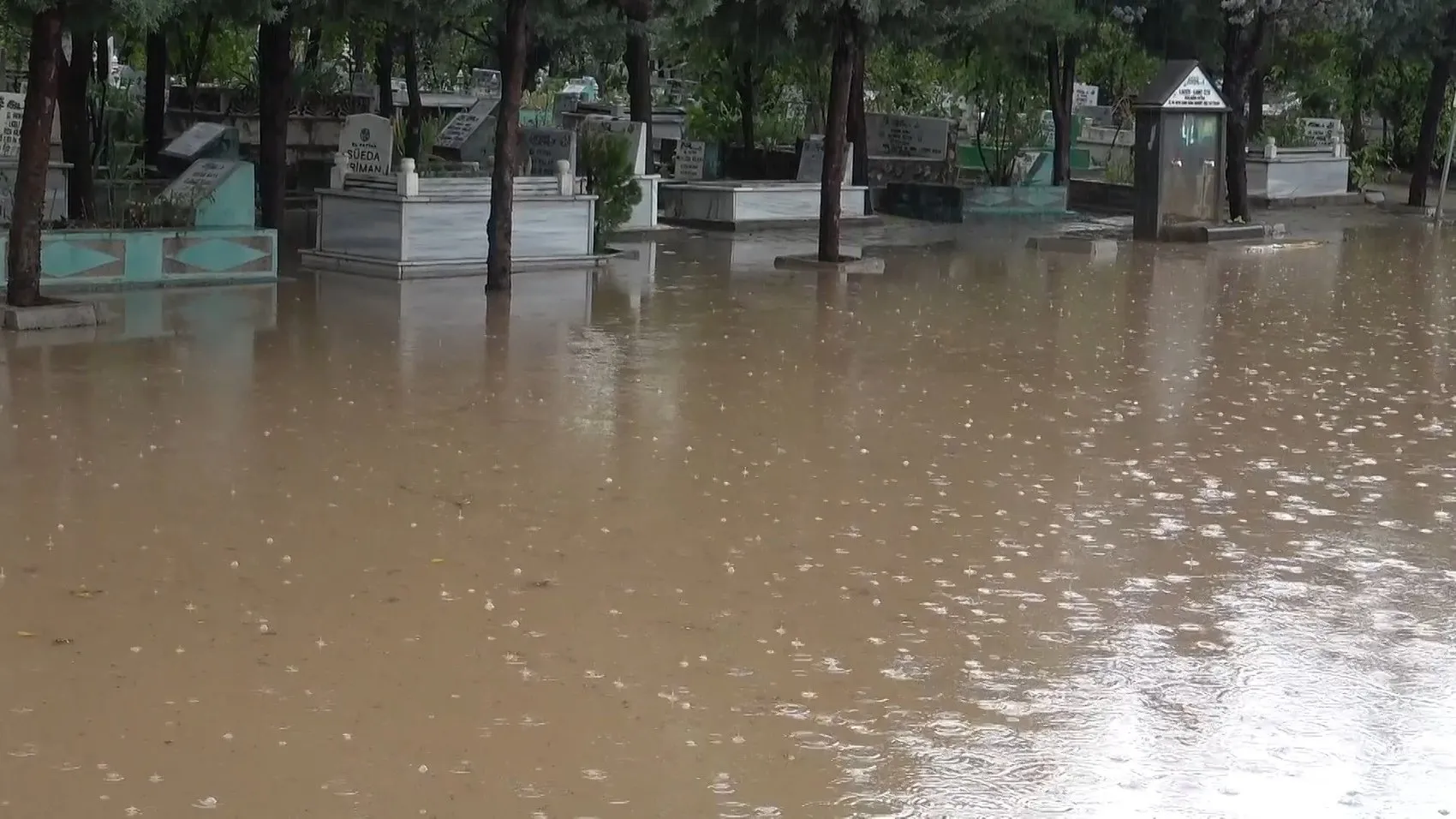 Diyarbakırda şiddetli yağış hayatı felç etti