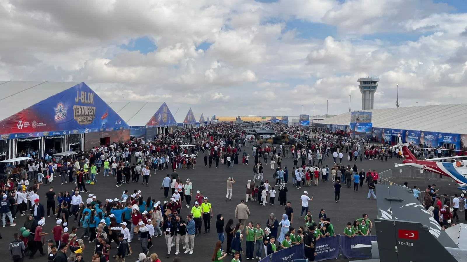 Şanlıurfa'da yağmura rağmen TEKNOFEST'e ziyaretçi akını