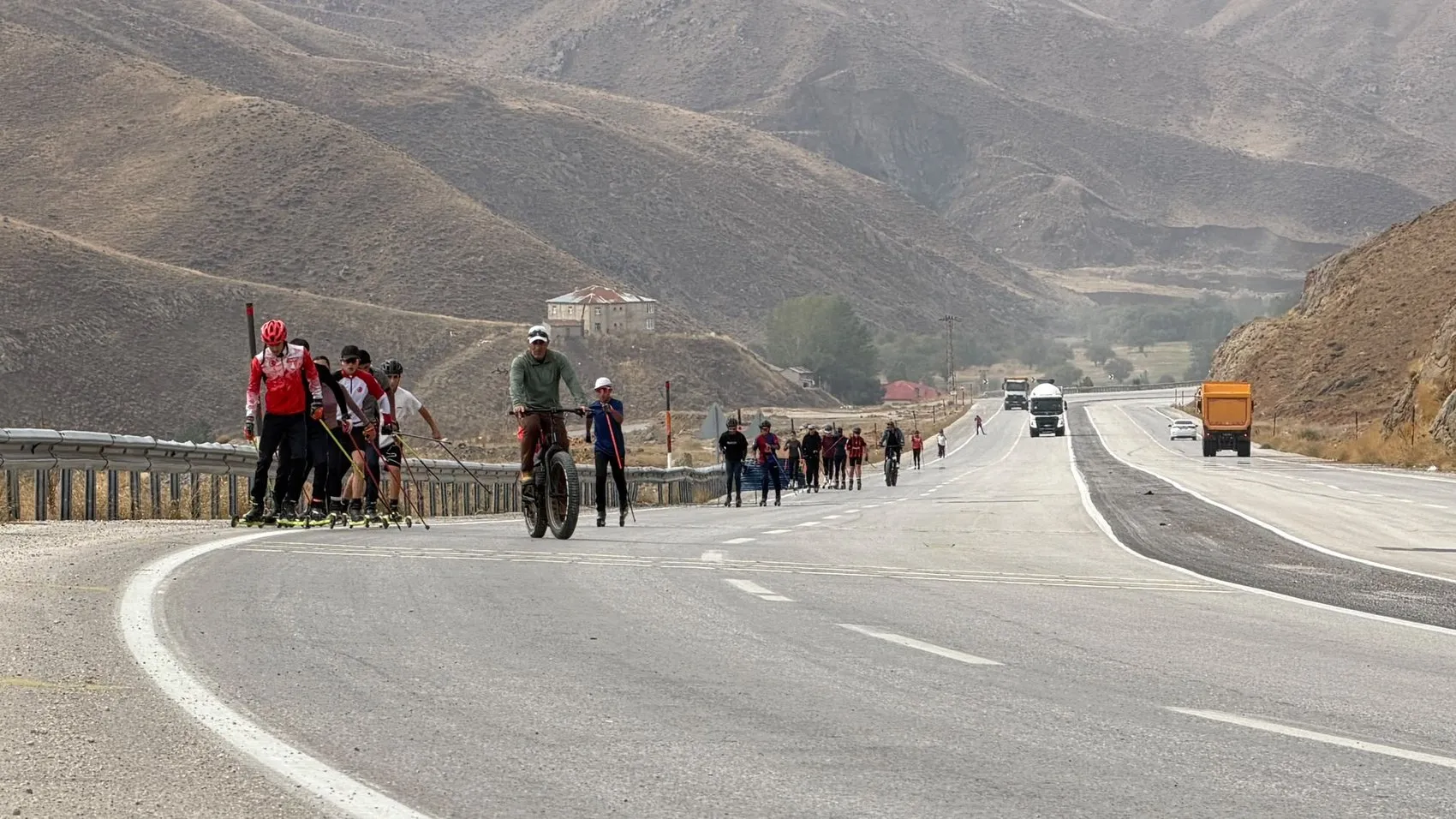 Yüksekova'da sporcular antrenman pisti olmadığı için trafiğin aktığı yollarda çalışıyor