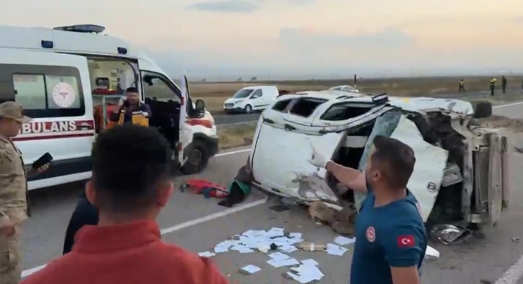 Düğün davetiyesi götüren aile kaza yaptı 3'ü çocuk 6 yaralı