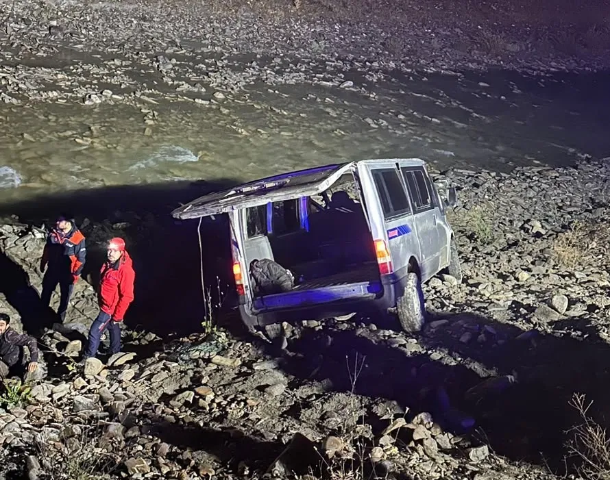 Hakkari'de kaçak göçmenleri taşıyan minibüs dereye yuvarlandı 20 yaralı