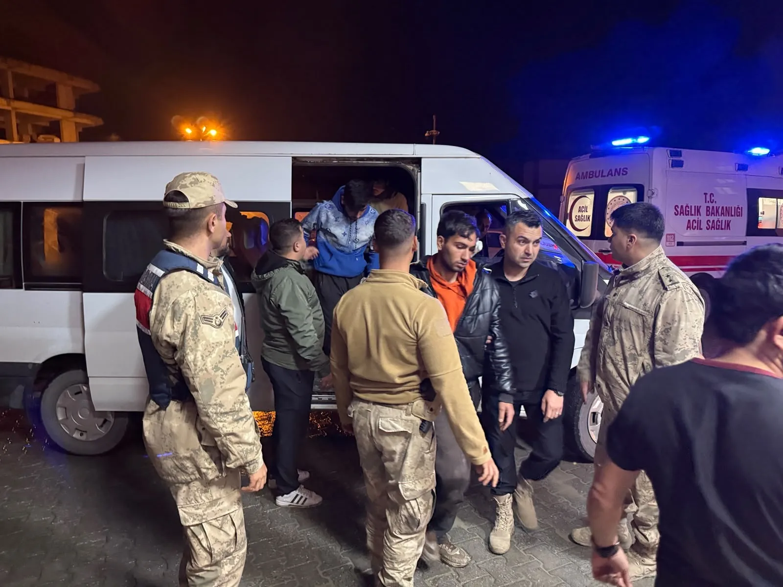 Hakkari'de kaçak göçmenleri taşıyan minibüs dereye yuvarlandı 20 yaralı