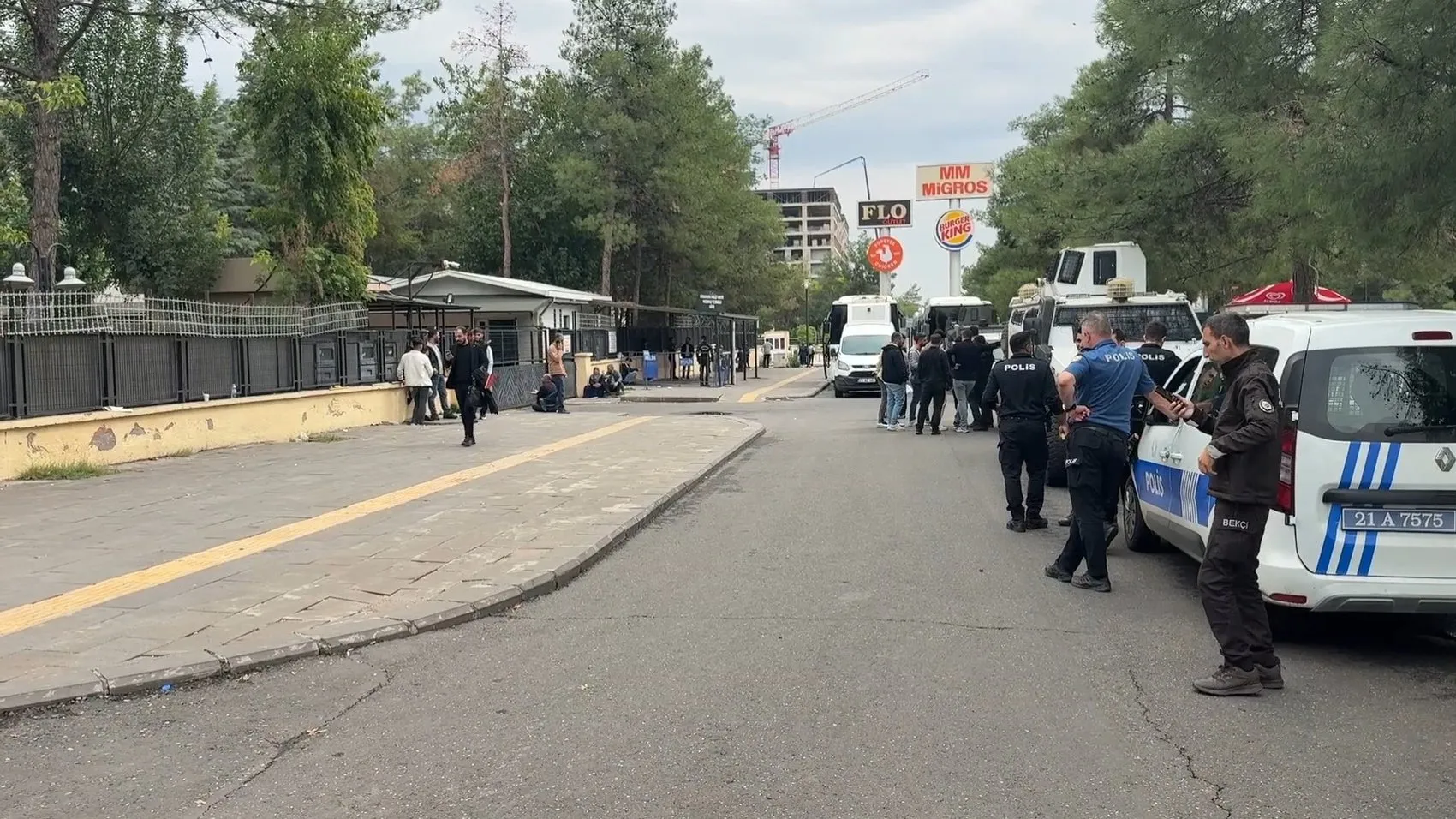 Diyarbakır Adliyesi koridorunda tekme ve yumruklu kavga