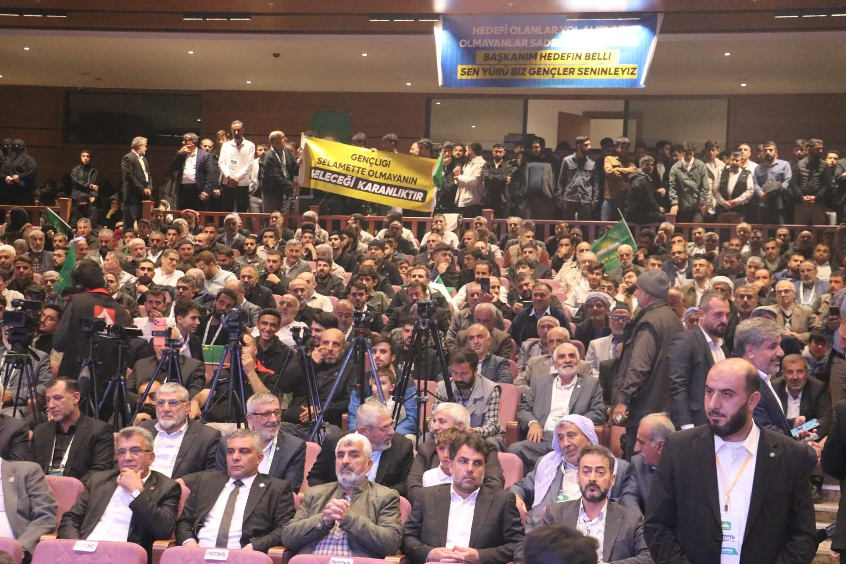 Yapıcıoğlu Diyarbakır'da şiddetin bölgeye verdiği zararlara dikkat çekti