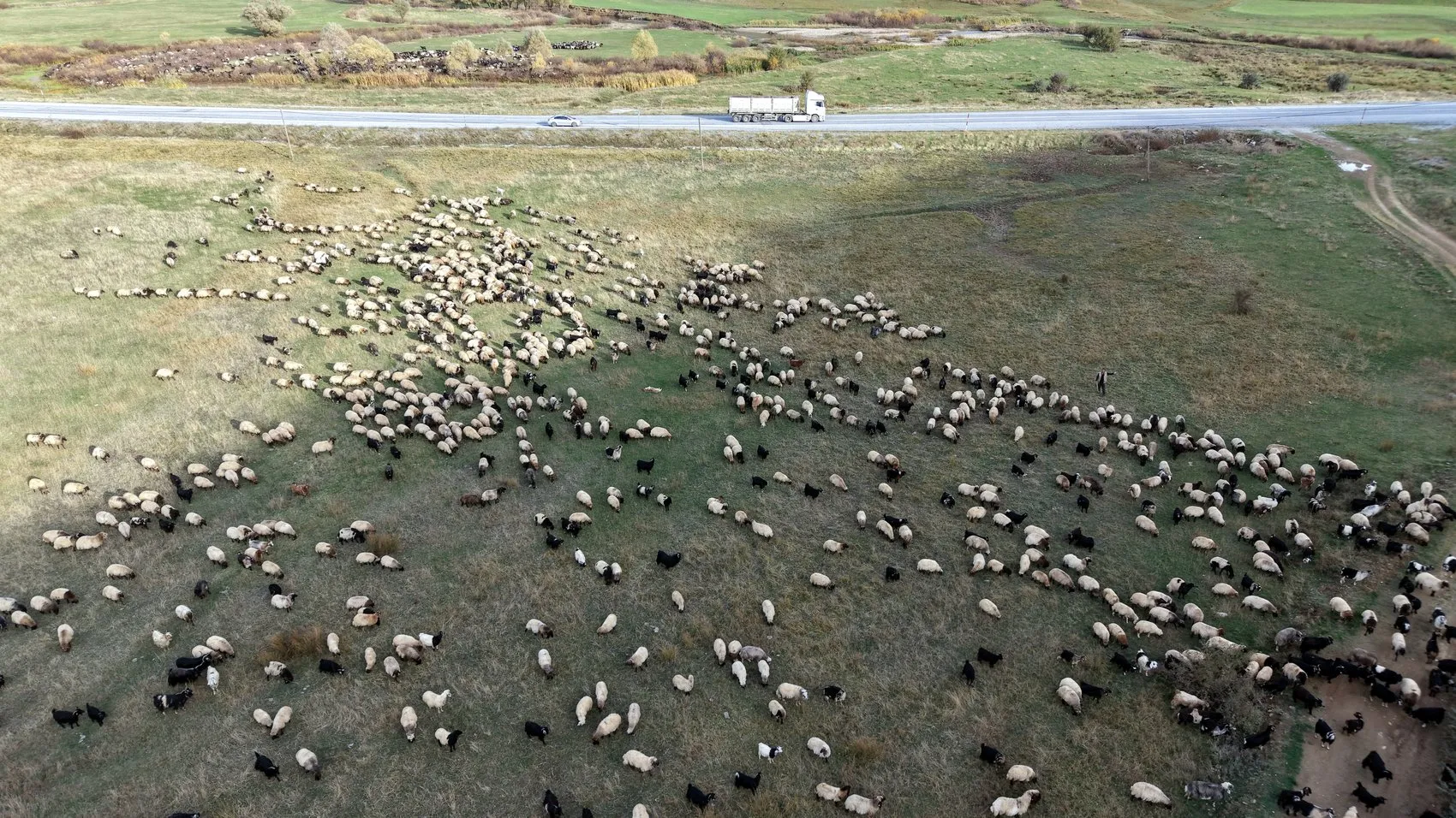 Van ve Bitlis yaylalarından göçerlerin zorlu dönüş yolculuğu başladı