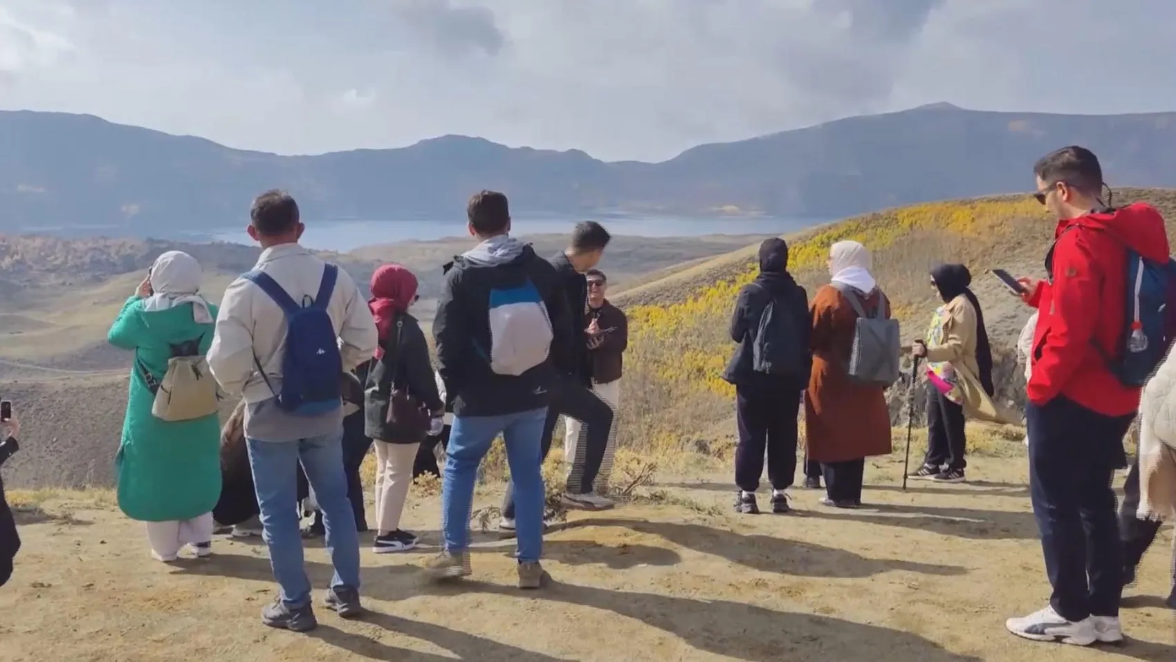 Muşlu doğaseverler Nemrut Kalderası'nın sonbahar renkleri arasında yürüdü