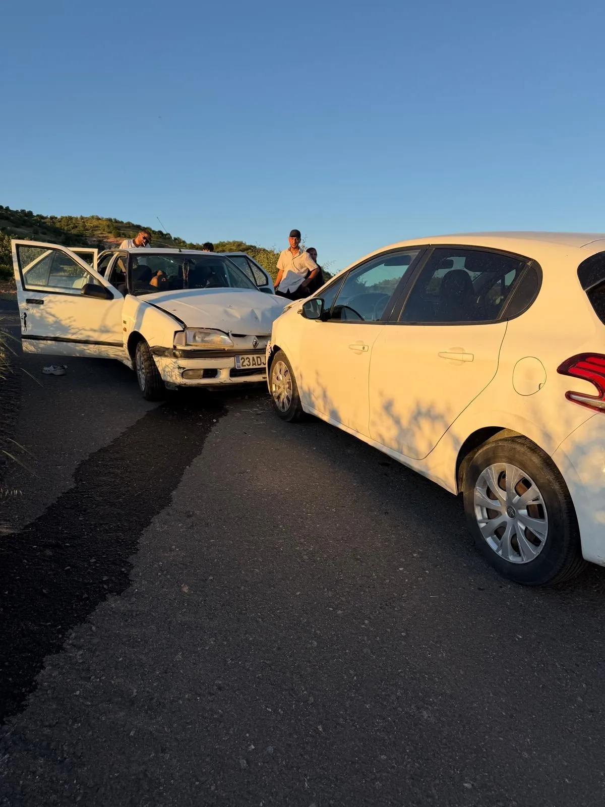 Batman Gercüş yolunda otomobiller çarpıştı 12 kişi yaralandı