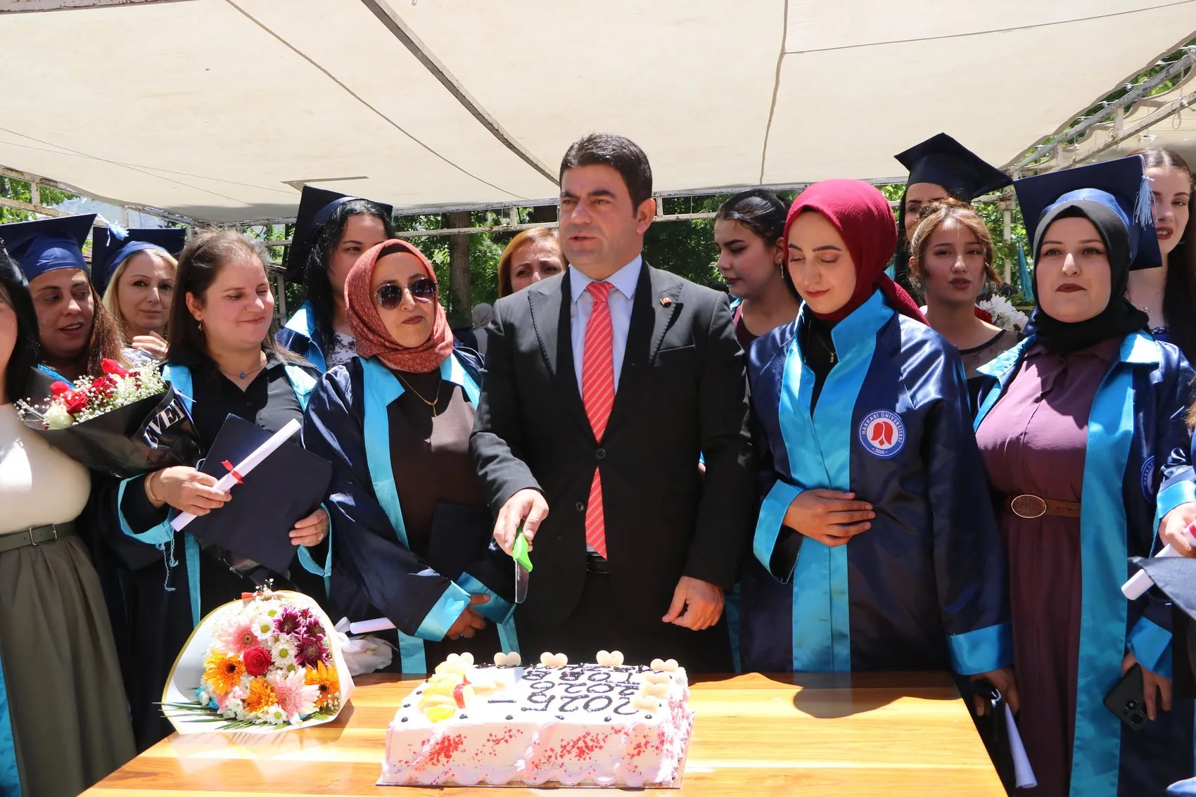 Şehit oğlunun vasiyetini tuttu 51 yaşında lise diplomasını aldı