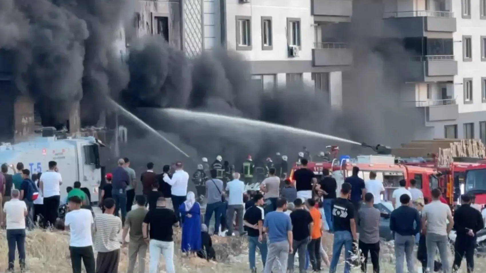 Şanlıurfa'da 33 milyon liralık yangının çıkış anı kameraya yansıdı