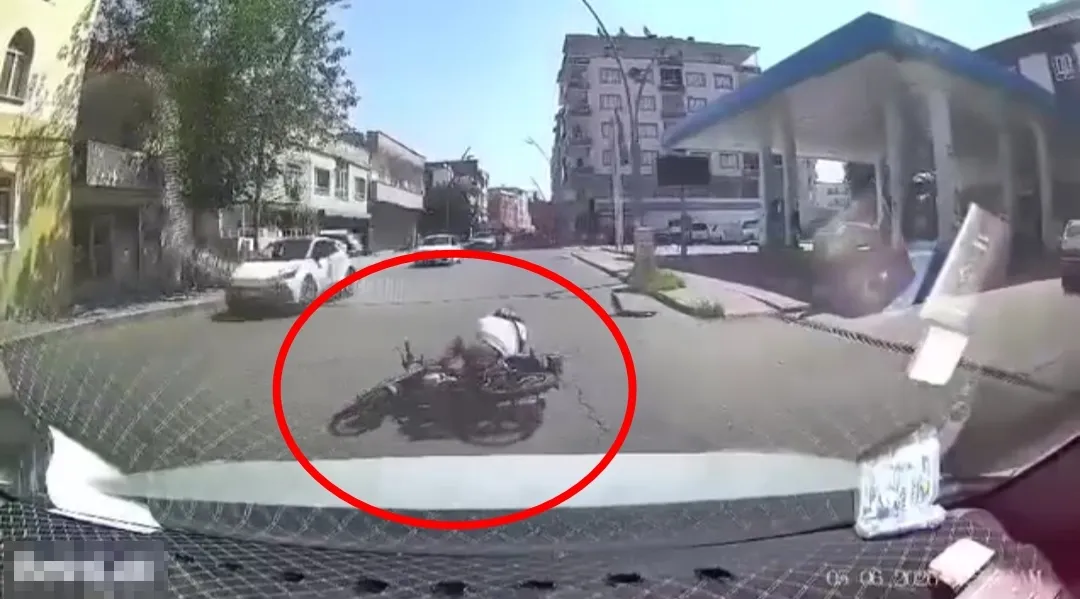 Batman'da motosiklet kazası kameraya saniye saniye yansıdı
