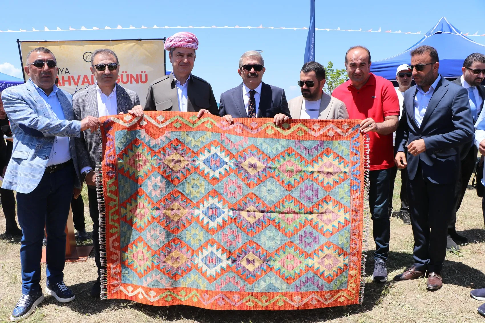 Van Gölü kıyısında dev kahvaltı sofrası kuruldu