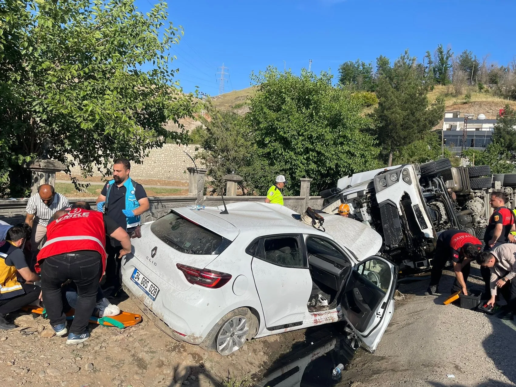 Siirt'te feci kaza 4 kişi hastaneye kaldırıldı