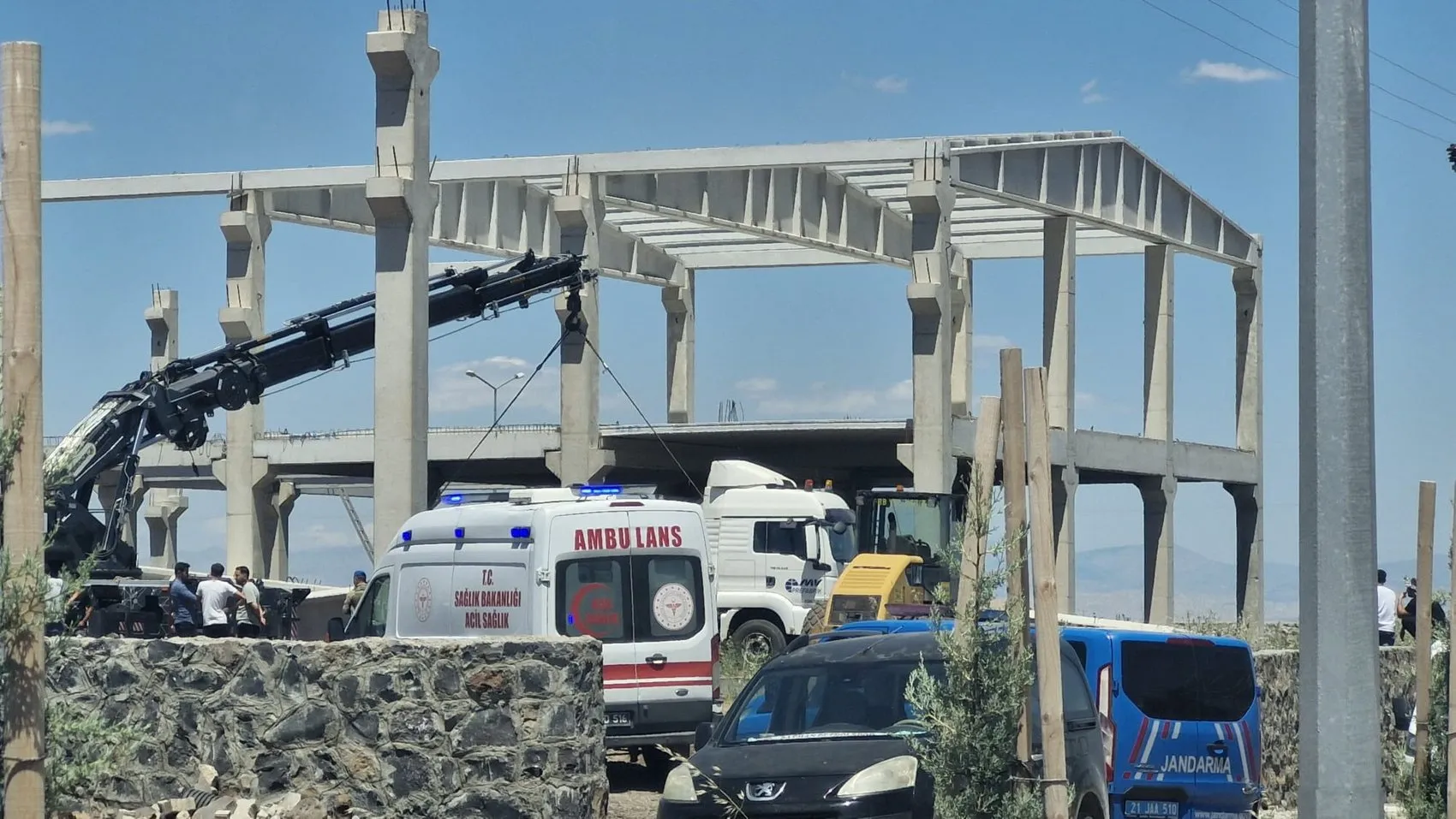 Diyarbakır'da inşaat faciası Beton blok işçilerin üzerine devrildi