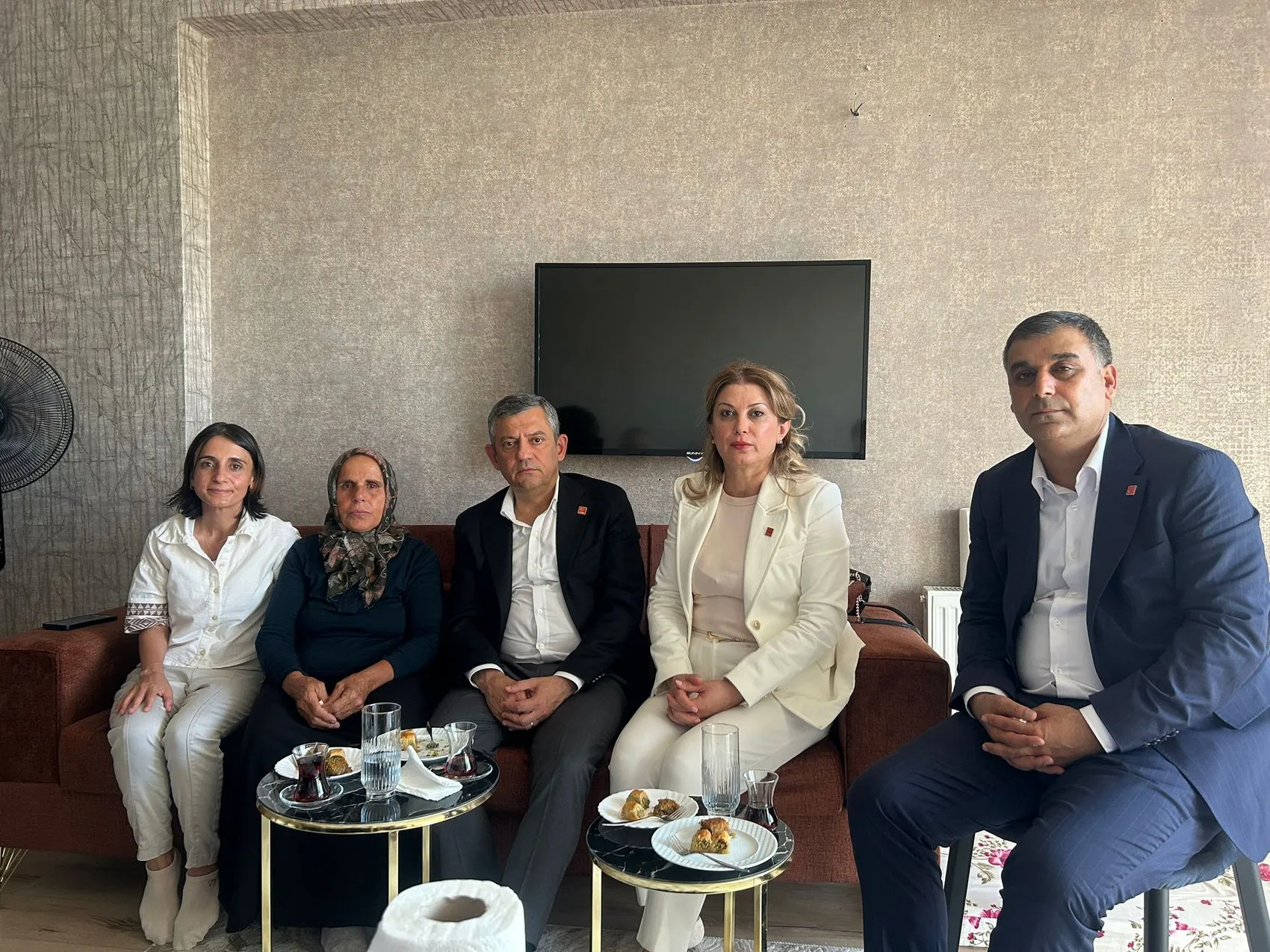 Özgür Özel Diyarbakır’da demokrasi mesajı verdi