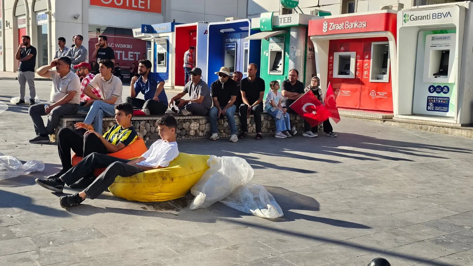 Şanlıurfalılar milli maç heyecanını sokakta paylaştı
