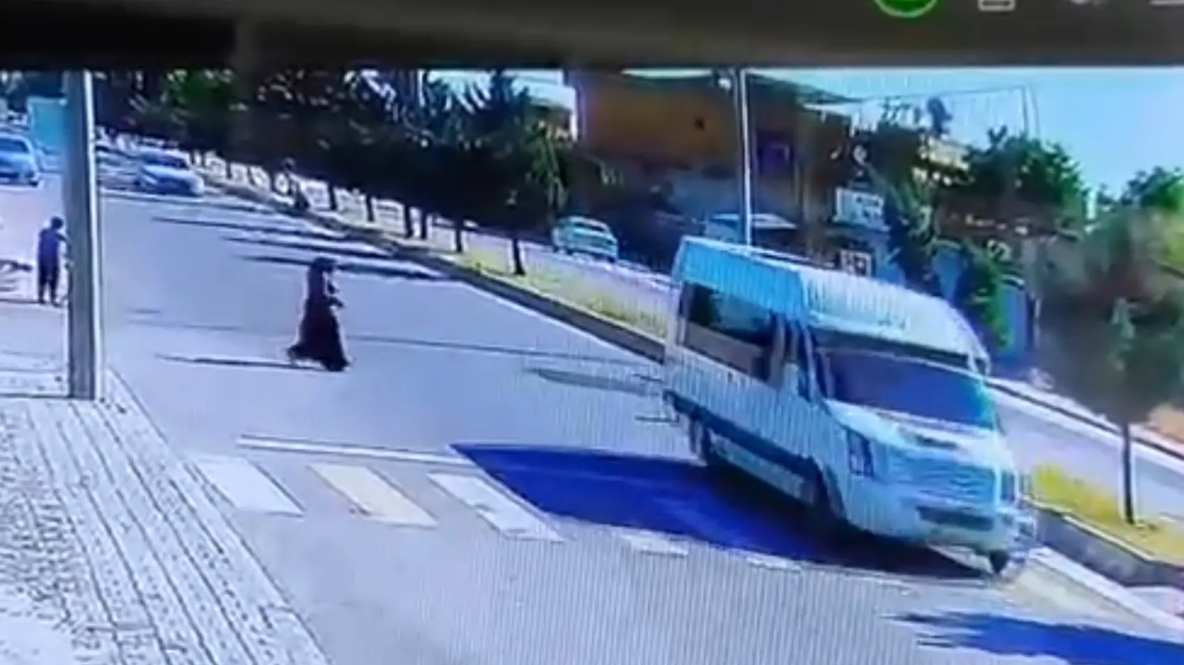 Ceylanpınar'da yolun karşısına geçmeye çalışan kadına otomobil çarptı