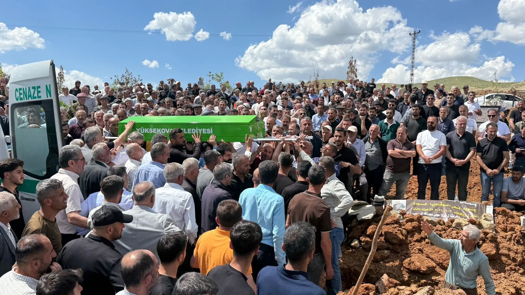Yüksekova'daki feci kazada üç kişi toprağa verildi