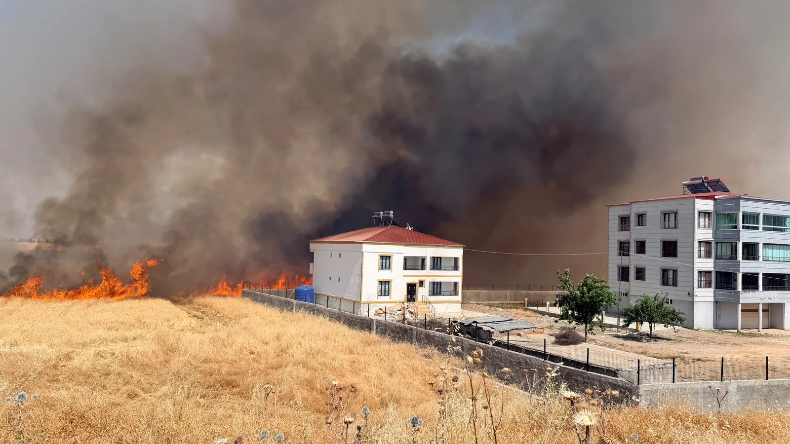 Diyarbakır Bağlar’da korkutan yangın büyümeden söndürüldü