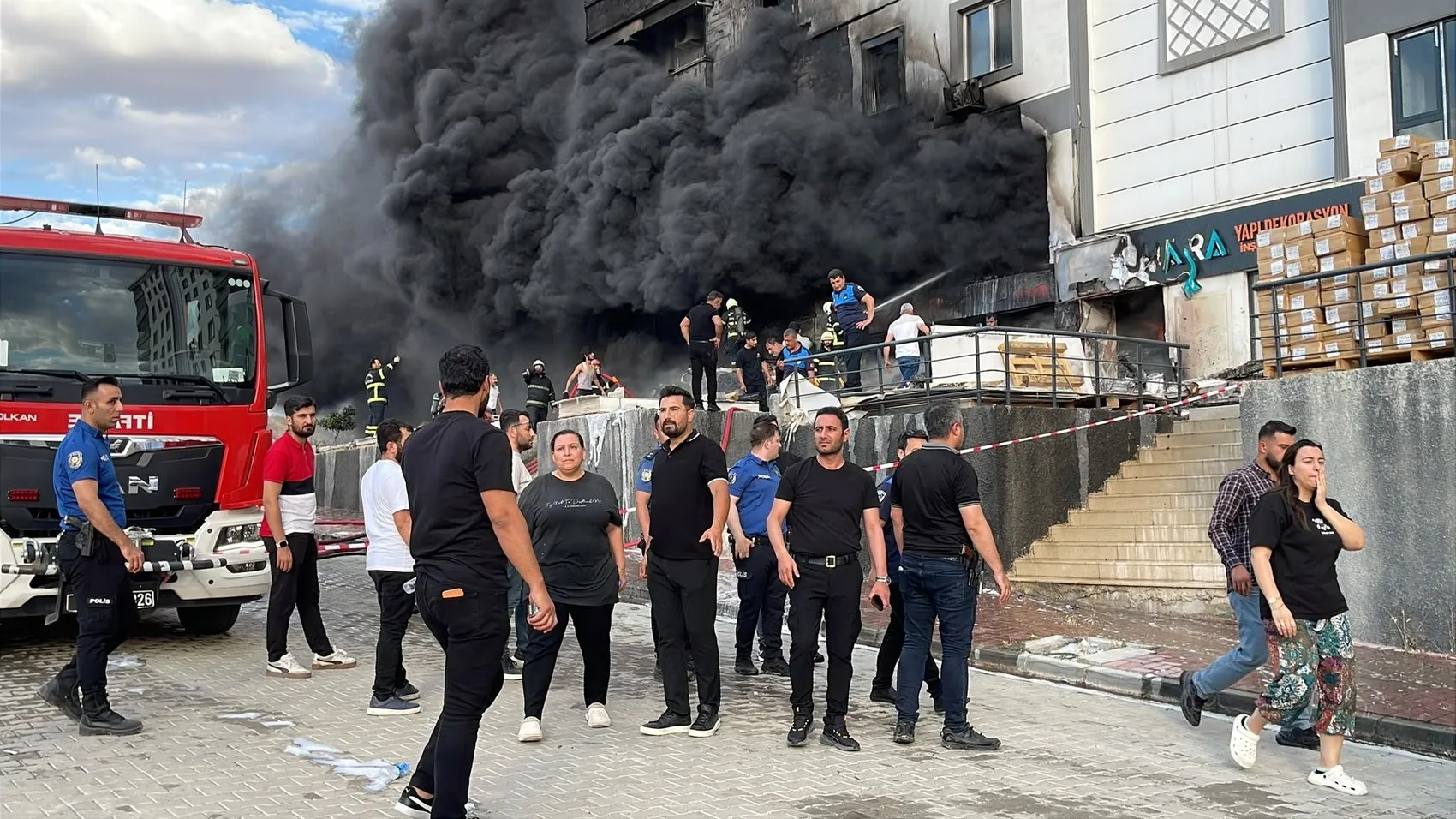 Şanlıurfa’da apartman altındaki dükkanda yangın paniği
