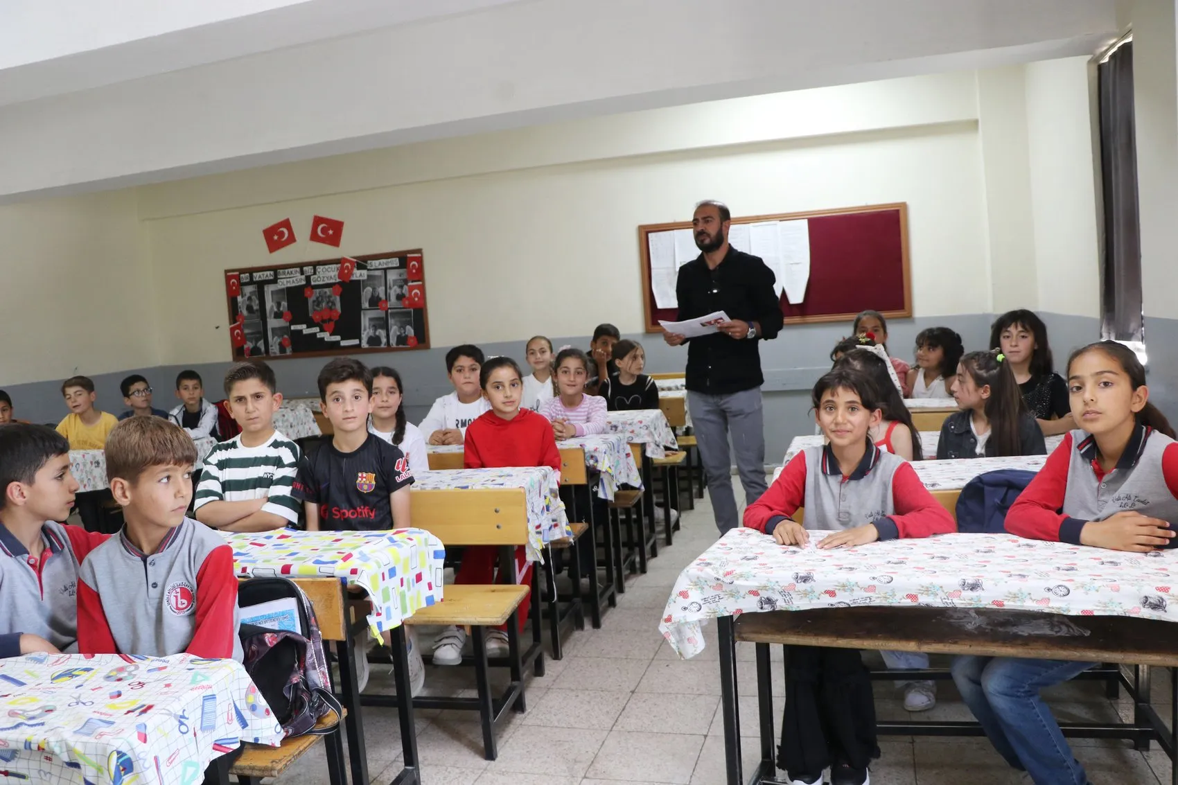 Üç yıl tek başına okudu şimdi otuz iki arkadaşıyla karne aldı