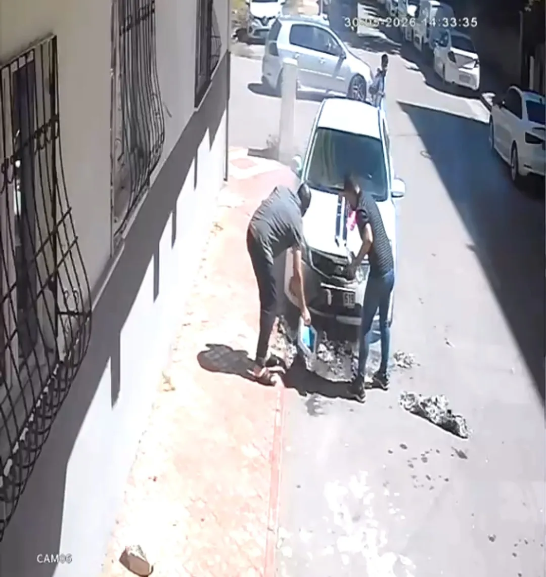 Batman'da çocukların ateşi park halindeki otomobili küle çeviriyordu